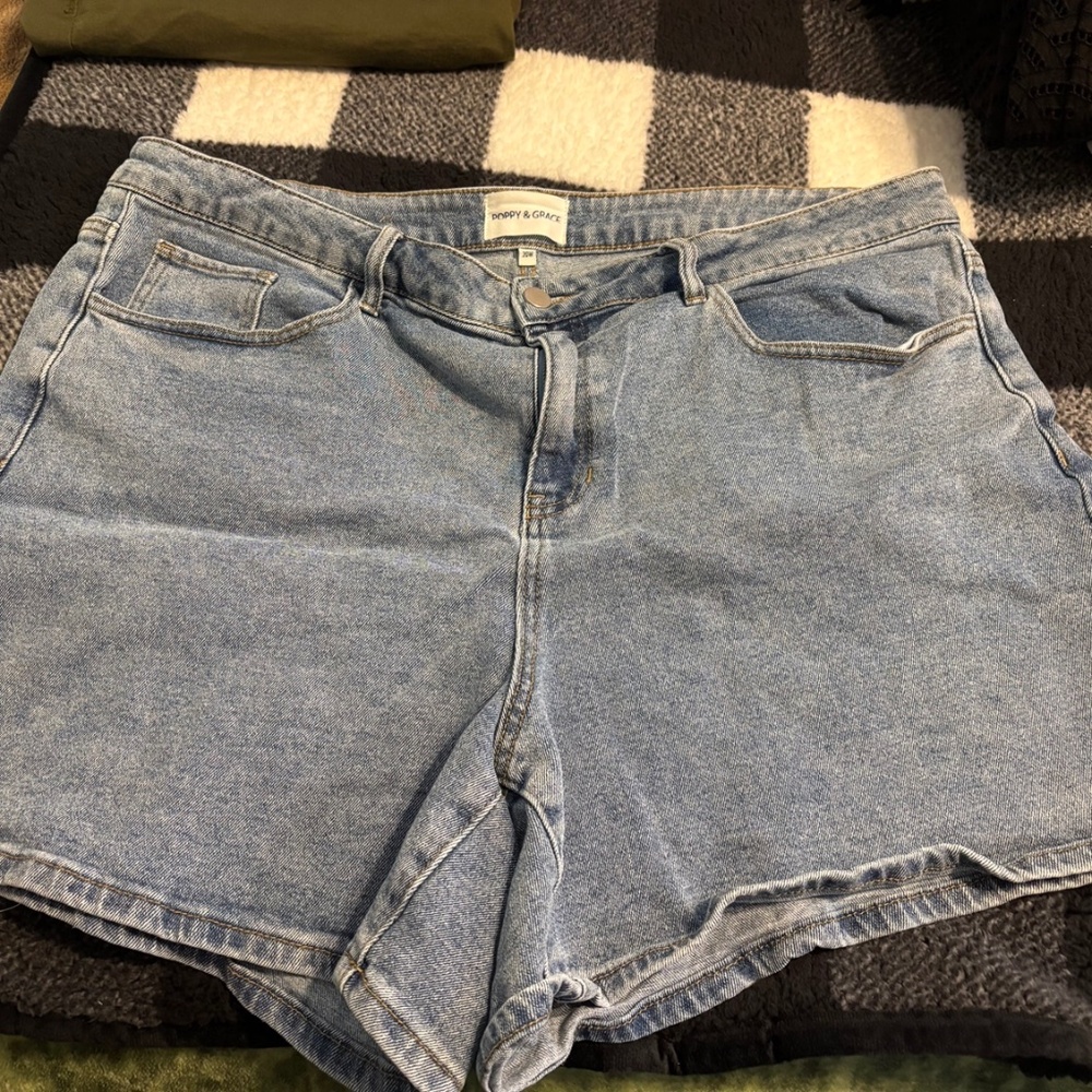 Poppy & Grace Light Wash Denim Shorts – Size 20W
